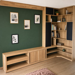 Bibliotheque avec ecran cinema chene massif sur mesure 
