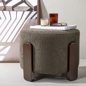 Pouf Coffey en tissu bouclé gris et bois d'hévéa