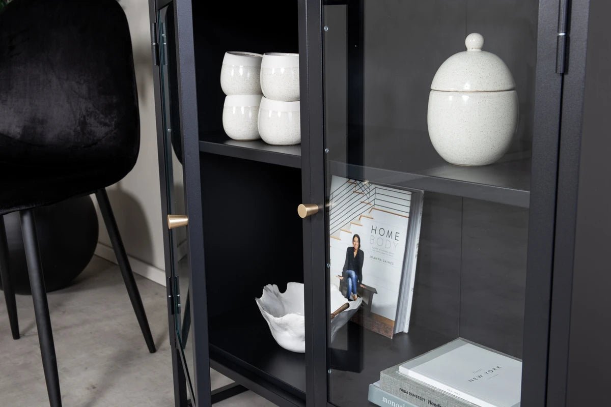 Le noir, le verre et une touche de laiton