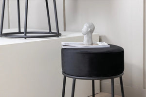 Pouf Petra noir dans un salon scandinave
