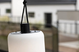 Suspension Colie blanche utilisée comme éclairage d'appoint