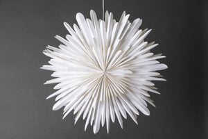 Suspension étoile Sälen blanche dans un salon scandinave