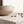 Bougeoir Posh beige utilisé comme pièce maîtresse de console