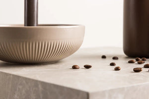 Bougeoir Posh beige utilisé comme pièce maîtresse de console