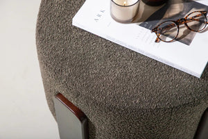 Pouf Coffey gris foncé utilisé comme repose-pieds