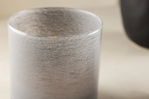 Lanterne Glora gris clair utilisée comme photophore de table