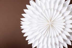 Suspension étoile Storlien blanche dans un salon scandinave