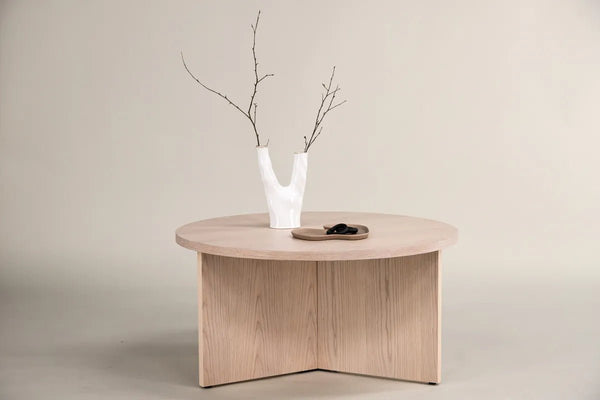 Table basse ronde Saltö 65 cm — bois blanchi, base sculpturale