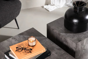 Table basse York gris foncé, volume plein posé au sol