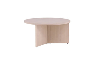 Table basse ronde Saltö bois blanchi dans un salon scandinave