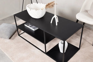 Table basse Staal noire dans un salon industriel