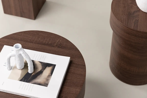 Table d'appoint Malung 35 cm — le cylindre brun qui se glisse partout