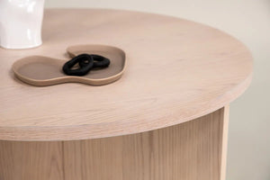 Table basse ronde Saltö bois blanchi, base sculpturale pleine