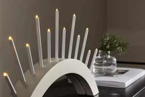 Chandelier de l'Avent Björnrike MDF blanchi dans un salon scandinave