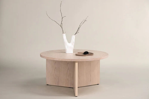 Table basse ronde Saltö 65 cm — bois blanchi, base sculpturale