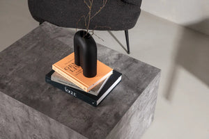 Table basse York gris foncé dans un salon scandinave
