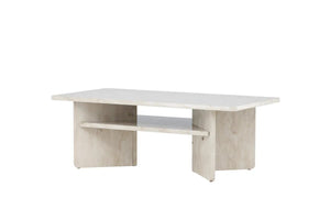 Table basse Ålesund beige utilisée comme table basse devant un canapé