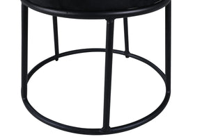 Pouf Petra noir utilisé comme assise d'appoint