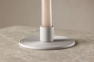 Bougeoir Dian gris mat utilisé comme bougeoir de table basse