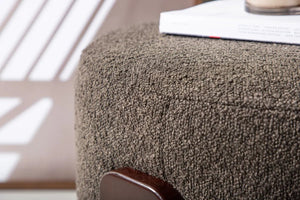 Pouf Coffey en tissu bouclé et bois d'hévéa, Ø 50 cm