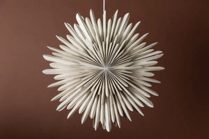 Suspension étoile Sälen beige dans une salle à manger scandinave
