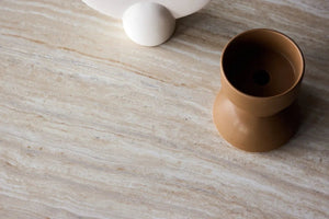 Table basse York beige, rendu minéral et laque protectrice