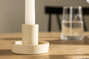 Bougeoir Ceco beige utilisé comme bougeoir de table basse
