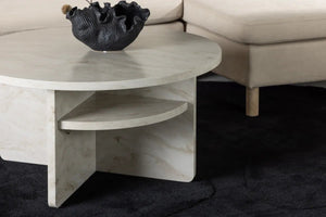 Table basse ronde Ålesund beige dans un salon scandinave