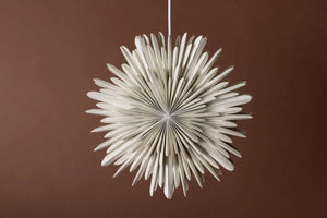Suspension étoile Sälen beige dans une entrée scandinave