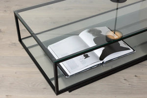 Table basse Maglehem noire dans un salon industriel